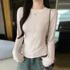 K2612 Camiseta de Manga Longa com Gola Redonda e Ombro Normal Selecionada Cuidadosamente para Mulheres Início do Outono Emagrecedora Mangas Flare Linha Frontal Central Camada Base