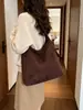 Bolsa de ombro grande para axila feminina, bolsa de trabalho fashion, bolsa de ombro versátil e moderna de camurça fosca de nicho