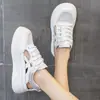 Tenis Blancos con Suela Gruesa y Calados para Mujer, Nuevo Estilo Verano 2026, Sandalias Deportivas Transpirables con Cordones, Zuecos Casuales Versátiles