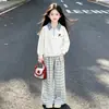 Atuendo Versátil Estilo Universitario para Primavera y Otoño: Nuevo Conjunto de Dos Piezas con Top de Dibujo Animado Hello Kitty con Cuello y Pantalones de Pierna Ancha a Cuadros