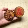 Amuleto "Sem Preocupações" de madeira de azinheira atingida por raio, figura de Zhong Kui com cinábrio, pingente finamente esculpido dos dois lados, item de artesanato em madeira, enviado com corda