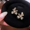 Brincos de tarracha de flor de metal plissada estilo vintage para mulheres, design floral tridimensional de luxo leve com diamantes, brincos de alta qualidade e elegantes