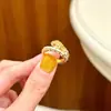 Novo Anel de Serpente Esmaltado Verde e Branco da Huixiang para Mulheres Enrolado em Escamas de Dragão, Luxo Leve Antigo, Anel de Nicho do Zodíaco para o Ano de Nascimento