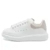 Zapatos Putian Transfronterizos Tenis de Piel de Primera Capa de Alta Calidad Mcqueen Zapatos Blancos para Hombres y Mujeres Parejas Zapatos Casuales de Moda Zapatos que Aumentan la Altura
