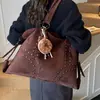 Bolsa Grande Vintage com Tachas para Mulheres 2026 Nova Bolsa Tote Coreana de Nicho Moda Grande Capacidade Versátil Bolsa de Ombro/Axila