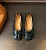 Versão em pele de ovelha~sapatos split-toe com laço retrô desgastado para mulheres, sapatilhas baixas com solas confortáveis e macias, sapatos de camurça de corte baixo