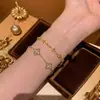 Pulsera de Cinco Flores Hueca Cepillada Modelo Nuevo 2026, Estilo Retro Francés con Diseño de Estrella Tachonada de Diamantes, Sensación de Lujo Ligero de Alta Gama, Pulsera de Cinco Flores Buccetti