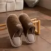 Sapatos de Algodão Color Block Modernos para Usar em Casa Feminino 2026 Outono/Inverno Novo Estilo Interno Com Pelúcia Quente Casal Solado Macio Chinelos de Algodão Masculino
