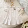 O novo e estiloso vestido polo de faculdade para meninas da FHW é uma versão coreana da moda para o verão com pregas bordadas