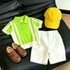 Polo Bloque de Color Estilo Coreano para Niños Color Dopamina Verano 2026 Nuevo Verde Tejido de Punto Manga Corta Pantalones Cortos Blancos para Niños
