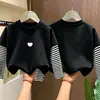 Camiseta de manga larga a rayas de algodón puro para niñas, estilo primavera y otoño, imitación de dos piezas, top de dibujos animados estiloso para niños mayores