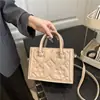 Bolsa Satchel Elegante com Relevos Pequena Quadrada para Mulheres 2025 Novo Estilo Início de Outono Moda Retrô Simples Bolsa de Ombro Cruzada