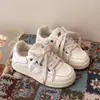 Tênis brancos de sola grossa originais de nicho estilo coreano para mulheres, novos tênis populares versáteis de outono de 2026, sapatos casuais para estudantes