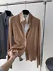 Estilo elegante e discreto: um look de duas peças com um cardigã de linho e um casaco de lã de gola alta, inspirado no estilo francês, em um estilo clássico, 'old money'