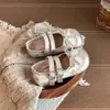 Colección de otoño 2026 para niñas estilo coreano: zapatos planos de ballet a la moda con suela suave, con diseño de lazo y color plateado, perfectos para combinar con vestidos