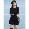 Elegante y sofisticado vestido de punto gris de manga larga para mujer, diseño de otoño e invierno con efecto entallador en la cintura