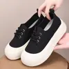 Zapatos casuales de celebridad de internet para mujer, suela gruesa, que aumentan la altura, zapatos tipo Birkenstock, nuevo estilo Primavera y Otoño 2026, versátiles y modernos, zapatos blancos, mocasines