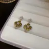 Elegância Antiga Flor de Quatro Folhas! Ouro Café Zircônia Flor Pérola Brincos Estilo Corte Retrô Brincos de Tarraxa Nicho Sensação de Alto Padrão Joia para Orelha