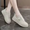 Tênis Branco Feminino QW-011 2026 Novos Sapatos Casuais de Couro Versátil para Estudantes e Mulheres Baixas