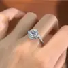 Anillo de Plata de Ley S925 Moda Brazo Retorcido Flor Moissanita Elegante Lujo Ligero Anillo de Dedo Dulce Sensación de Gama Alta Joyería de Mano para Propuesta