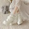 Comércio Exterior Outono/Inverno 2026 Botas Martin de Solado Grosso com Laço Doce, Tamanhos 40-43, Botas de Cano Curto com Acabamento de Renda de Pérola de Tamanho Grande
