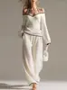 Nueva colección de primavera y otoño para mujeres europeas y americanas: un conjunto de dos piezas con un top de cuello halter, hombros descubiertos y pantalones de pierna ancha, que ofrece un estilo relajado y casual con una caída fluida.