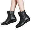 Botas negras de cuero suave estilo británico para mujer, nueva colección de invierno 2026, forradas de felpa para abrigar, con tacón de cuña, suela gruesa y cremallera lateral