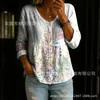 Nova camisa feminina de manga comprida com botões e gola V estampada transfronteiriça, elegante e estilosa para o trabalho, top casual único e moderno
