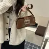 Bolso de mano de alta gama, bolso de hombro, bolso pequeño de moda para mujeres con estilo, nueva colección de invierno 2026, retro y a la moda, diseño único, bolso de axila para mujer