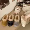 Chinelos fofos de bolinhas retrô para mulheres, novo estilo outono/inverno 2026, forrados com fleece, quentes, impermeáveis, com sola grossa, para usar ao ar livre, chinelos de algodão preguiçosos
