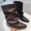 Outono/Inverno 2026 Novas Botas de Cavaleiro Versáteis Botas Longas Femininas Bico Fino Rebites Sola Grossa Botas Longas Botas para Calça Femininas Tendência