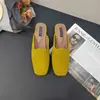 A nova coleção outono/inverno da CSYCOCO apresenta sapatos mule fechados estilo coreano retrô, perfeitos para criar um look "old money".