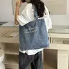 Bolso de lona de mezclilla estilo americano vintage, bolso de hombro bordado de gran capacidad, bolso de mano versátil para estudiantes y para ir al trabajo