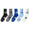 Calcetines Juveniles para Niños Calcetines de Algodón Estilo Primavera y Otoño Resistentes al Olor Estudiantes de Secundaria Estudiantes Niños Baloncesto Estilo Masculino Calcetines Deportivos