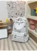 Mochila pequeña, simple, de color sólido con bordado de letras texturizado, diseñada para estudiantes mujeres, adecuada para la escuela y el uso diario, ligera y reduce la carga en los hombros
