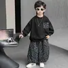 Conjunto de Tres Piezas para Niños Primavera y Otoño 2026 Nuevo Estilo Coreano Traje Deportivo Elegante y Genial para Niños Pequeños Comercio Exterior