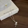 2026 Cadena Elegante para Clavícula para Mujer con Baño de Oro Real, Microincrustaciones de Circonia, Diseño Único y Collar con Lazo, Exquisito y Sencillo