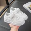 Zapatos blancos de estudiante suela blanda zapatos de skate para niños primavera y otoño nuevos zapatos para niños versátiles antideslizantes para niños grandes niños y niñas zapatos casuales