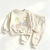 Conjunto Doce para Meninas de Primavera e Outono Estilo Coreano Moda Blusa Nova Moletom de Manga Longa com Desenho e Calça Jogger Conjunto Elegante de Duas Peças