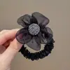 Las ligas para el cabello de girasol, con delicada malla y brillantes pedrería, son un accesorio para el cabello elegante y con estilo para mujeres, perfectas para peinados de verano.. Esta es la nueva colección de 2025