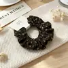 Embalagem em cartão: Scrunchie de seda plissada de alta elasticidade com bordas franzidas, scrunchie pequeno versátil e simples para rabos de cavalo