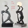 Lámpara de escultura abstracta de bola de personaje Lámpara de sala de exposiciones lámpara de oficina de ventas de hotel Lámpara de decoración artística lámpara de león lámpara de pie con forma humana