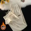 Pantalones nuevos de felpa engrosada 2026 del fabricante, conjunto de pantalones casuales de moda con tiras laterales y efecto de caída