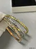 Elegante y sofisticado brazalete con patrón de diamantes para mujer, chapado en oro rosa de 18 quilates grueso, con un diseño de lujo ligero y nicho, versión ancha dorada