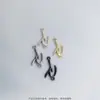 Colgante con letra R Destacado, Etiqueta Decorativa de Aleación para Sombrero al por Mayor, Varios Colores Incluyendo Oro Real y Negro Cañón