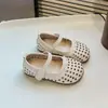 Zapatos de niña con agujeros huecos de boca poco profunda zapatos de princesa zapatos de cuero primavera y verano zapatos Mary Jane estilo coreano para niños personalidad sandalias de perlas