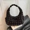 Bolsa de Ombro Xadrez Simples Grande Capacidade Nuvem de Bolinho Doce Bolsa de Braço Portátil Estilo Estrangeiro Casual para Trabalho e Passeio