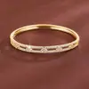 Exclusivamente para los mercados europeo y americano, Moda transfronteriza de alta gama, Pulsera hueca geométrica cuadrada con circonitas de colores y chapado en cobre, Venta directa del fabricante
