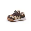 Temporada de primavera y otoño, zapatillas sencillas y ligeras con estampado de leopardo para niñas, adecuadas para usar al aire libre, con características antideslizantes y antipatadas, y un estilo casual
