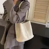 Bolso liso versátil para el día a día para mujer 2024 Nuevo bolso cubo de moda retro nicho de alta calidad bolso de hombro casual